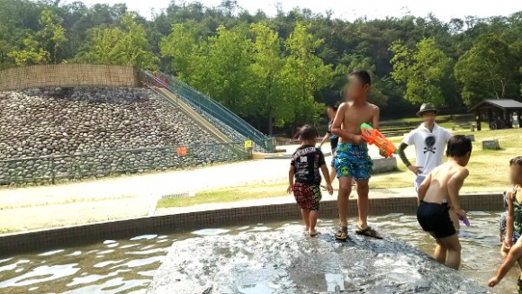 子供の楽園で水遊び