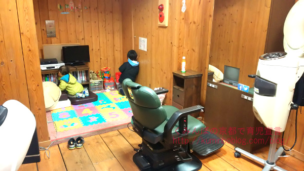 京都北区紫野ヘアーステージO2（オーツー）は、子連れ歓迎チャイルドルーム（プレイスペースつき個室）がある美容院。
