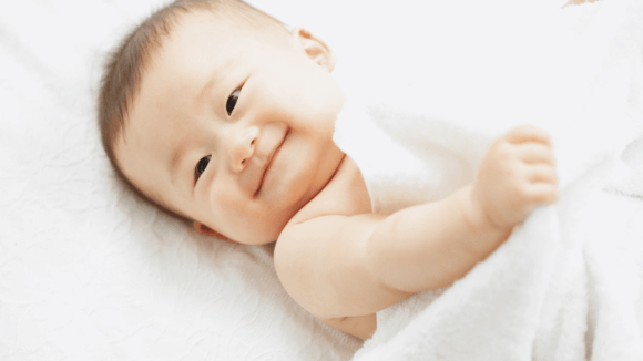 赤ちゃんがバスタオルに包まれている